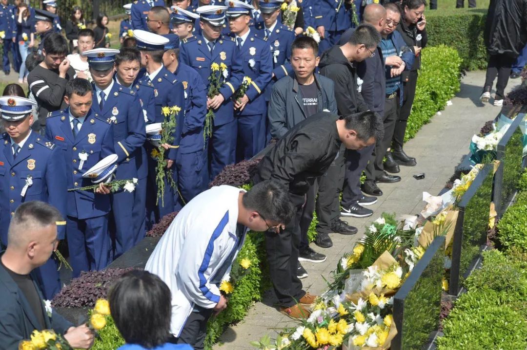 凉山救火三位成都籍烈士归蓉,今晨长眠成都市烈士陵园_李灵宏