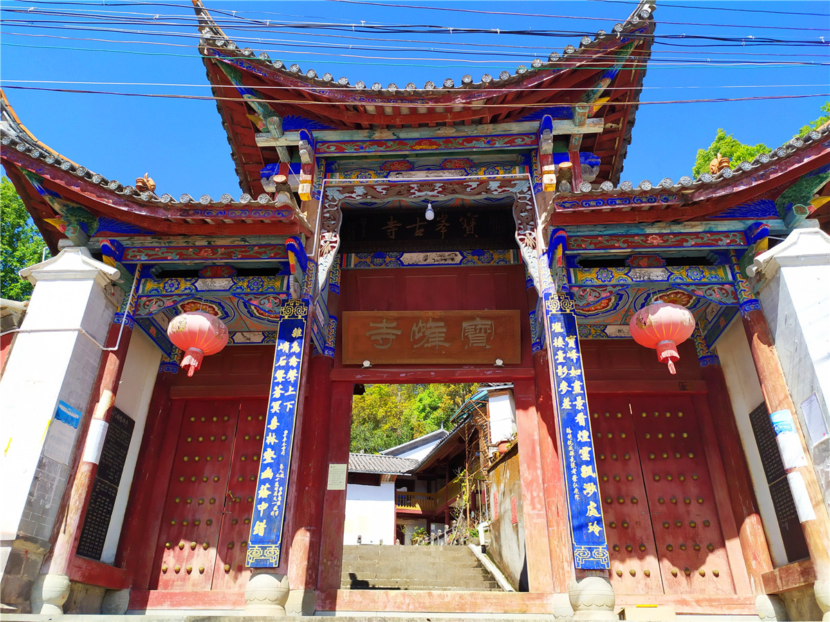 山脚下的宝峰寺,其实为近代重修,原寺早已毁灭无踪.