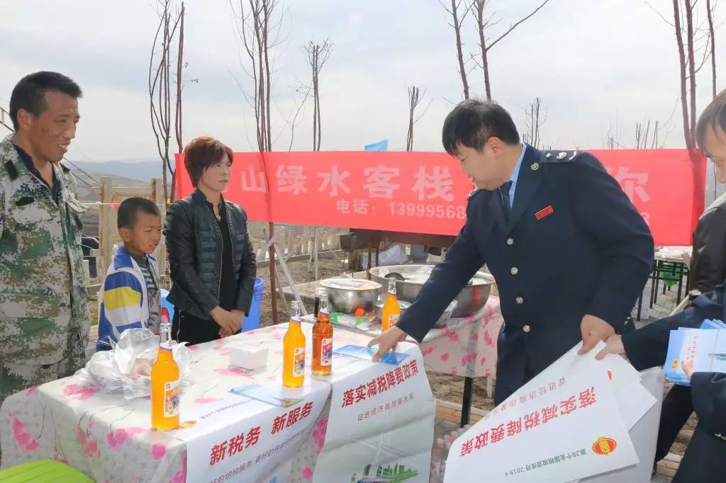 约会春天 税收宣传走进平顶山美食节_纳税人