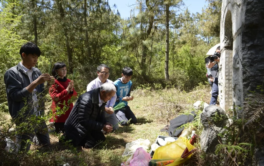 他们连死都不怕，怕的是，死了也不能回中国啊！有些人不能忘