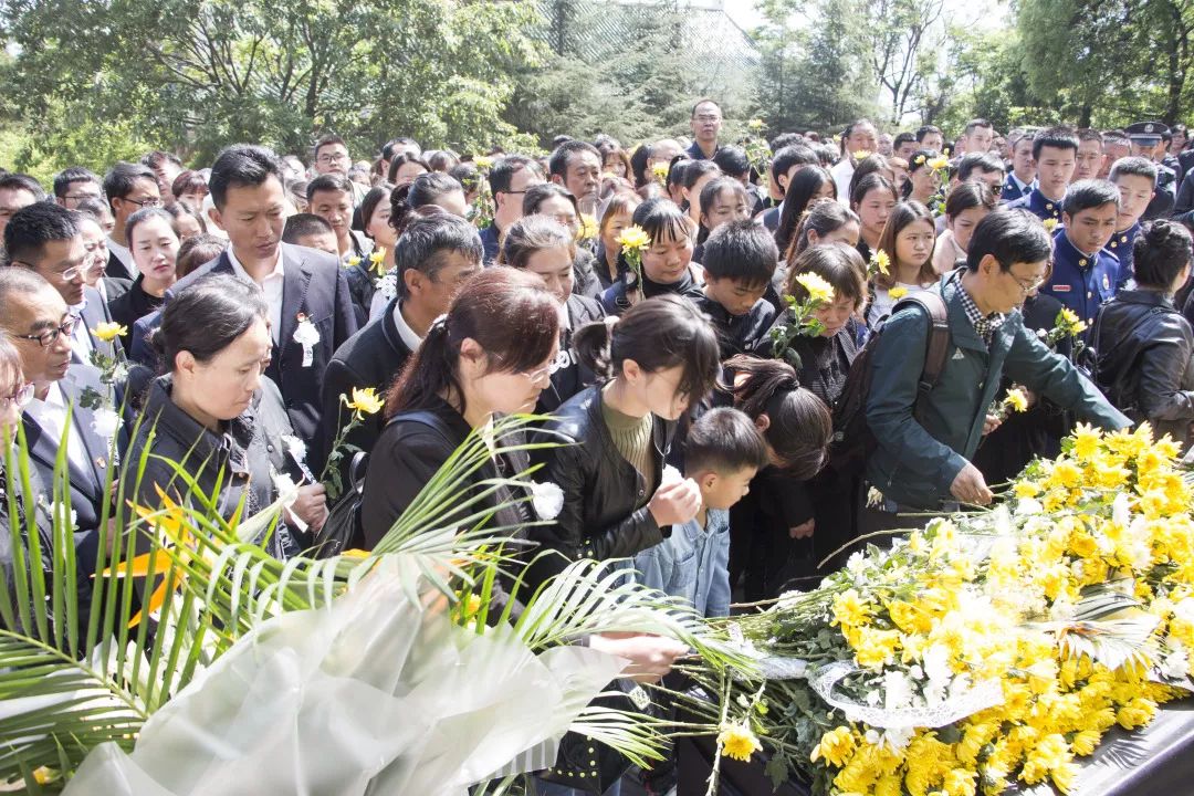 魂归故里大城感动西昌数万群众送别张浩烈士