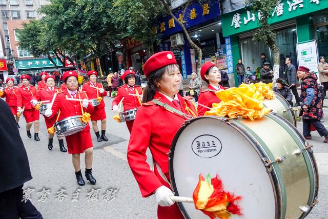 赶场天路过璧山大路镇,一位穿僧衣戴帽子的老人引起了大家的兴趣