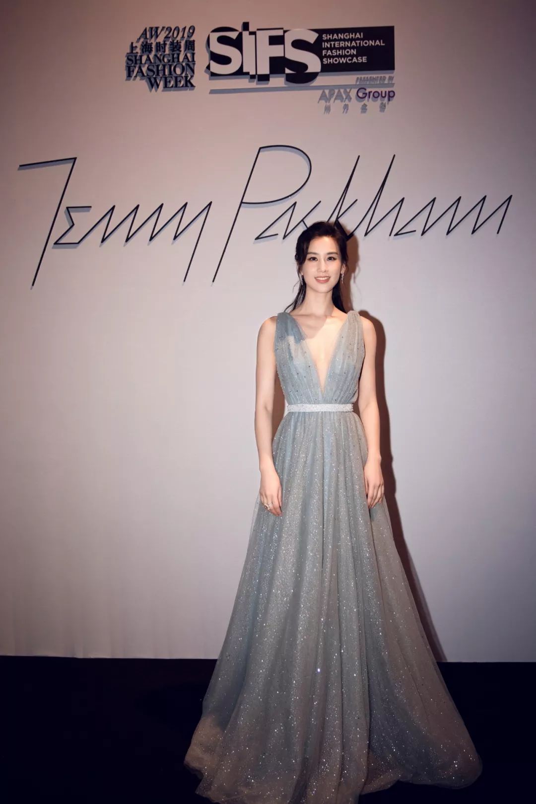 黄圣依女士身着jenny packham 2019秋冬系列礼服,优雅 亮相上海时装周