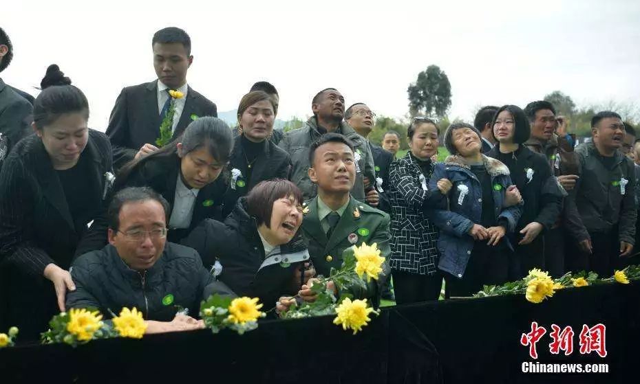 四川各地群众含泪追悼英雄.