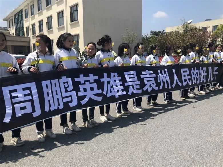 5日13时许,周鹏烈士骨灰盒抵达宜春明月山机场,数千余名战友和群众前