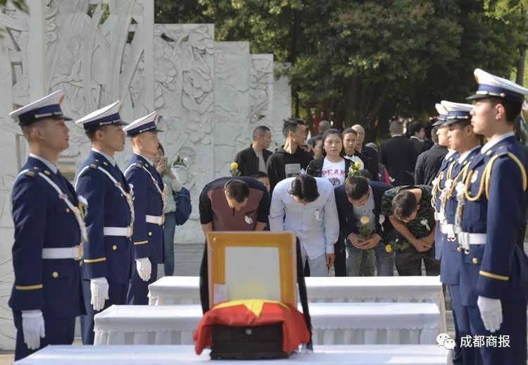 今日(6日)上午10点过,三名成都籍烈士刘代旭,代晋恺,李灵宏的骨灰,在