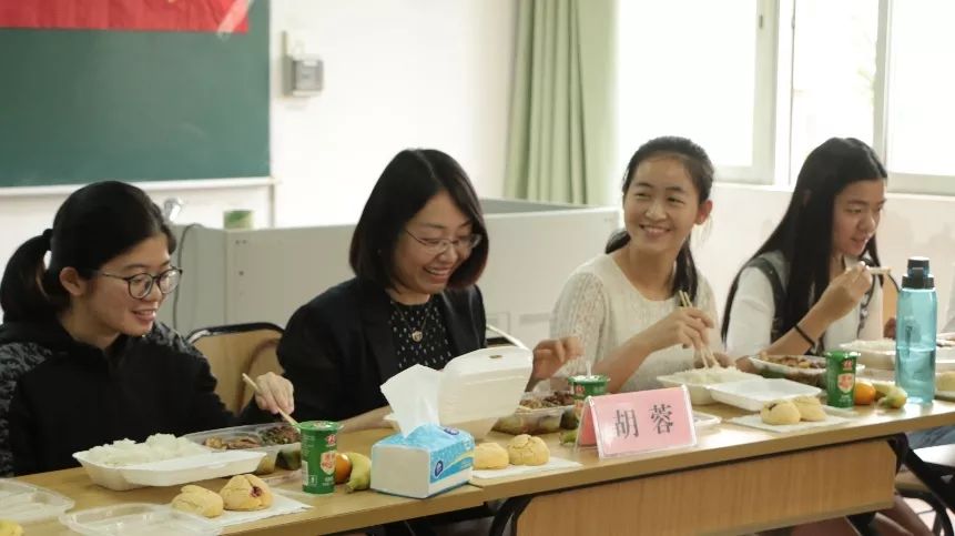 午餐进行期间,胡蓉老师首先主动关心同学们的大学生活情况,并询问了