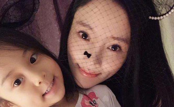 李小璐和甜馨机场照片引人议论,甜馨身穿六万鞋子被骂