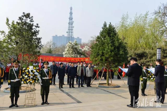 4月4日,赵县各界群众在县烈士陵园缅怀革命先烈.