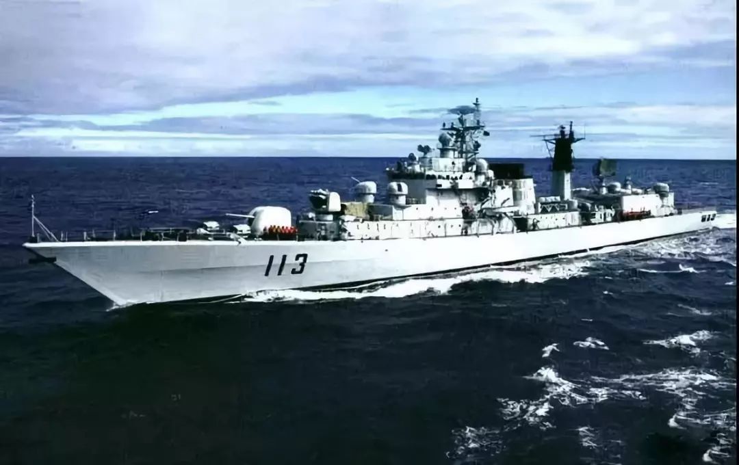 舷号113的青岛舰,是海军052型驱逐舰的第二艘