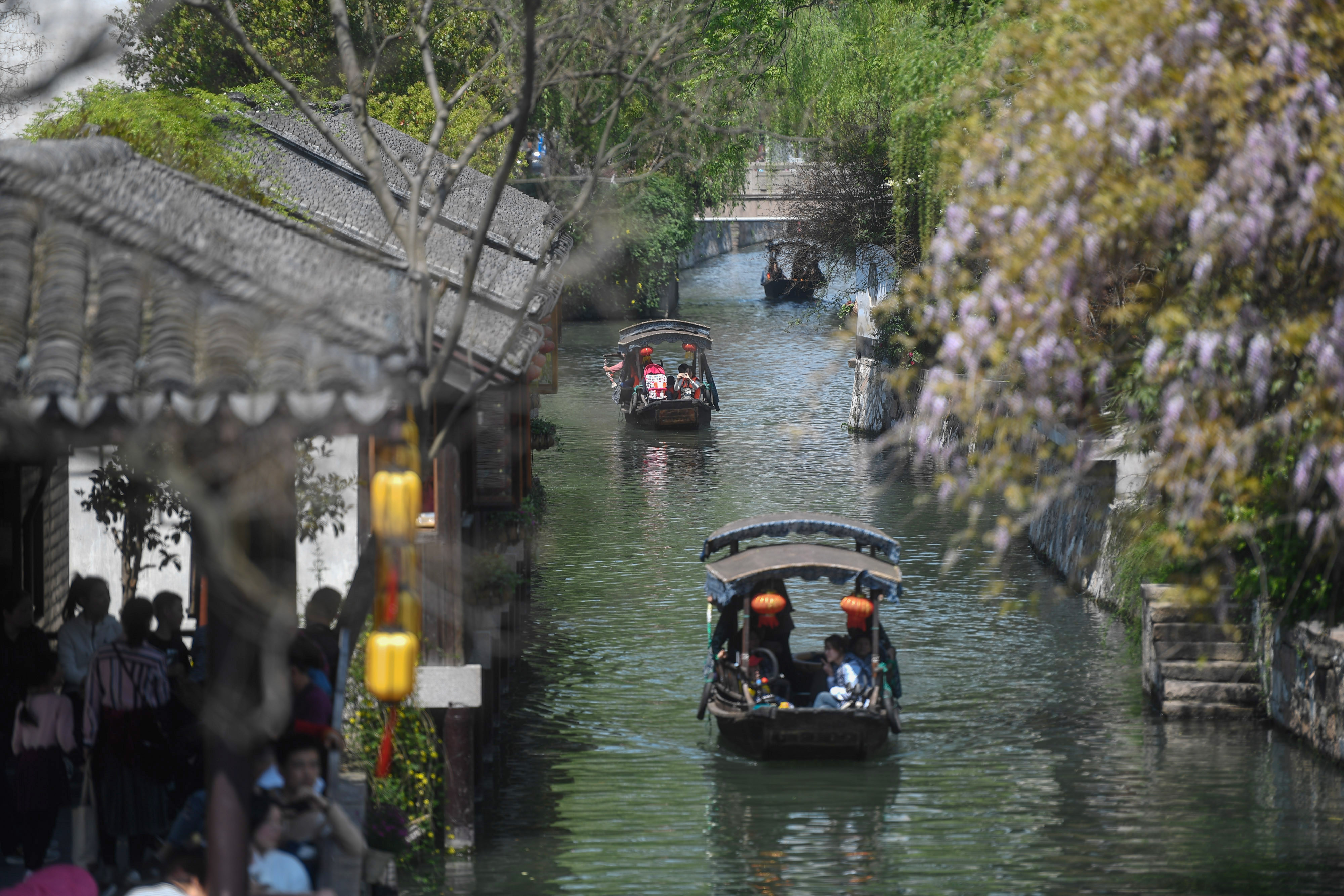 新华社照片,湖州(浙江),2019年4月6日 4月6日,游客在浙江南浔古镇游览