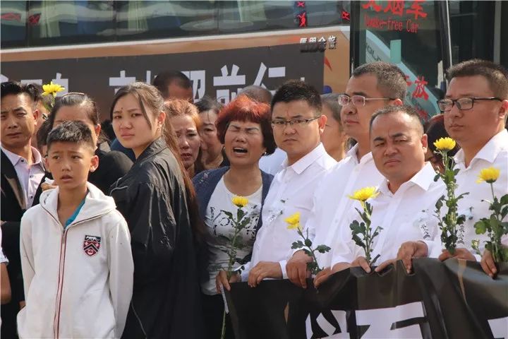 今天古城万人空巷迎接孔祥磊烈士回家