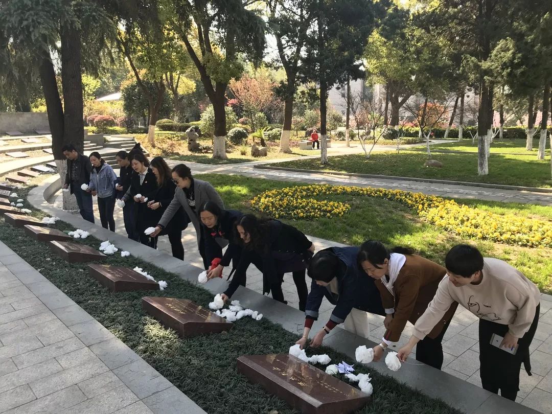 京彩校园京口师生祭扫先烈