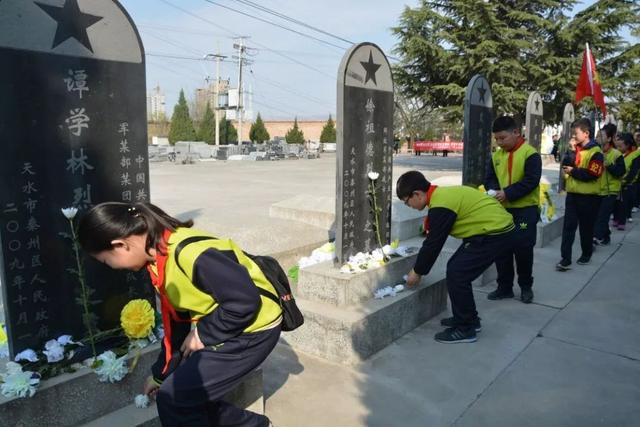 秦安一中举行 烈士陵园清明扫墓活动