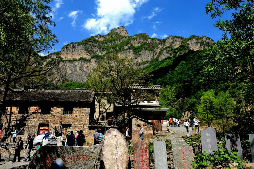 中国最 怪 的三个村子:一个在地下一个在悬崖,还