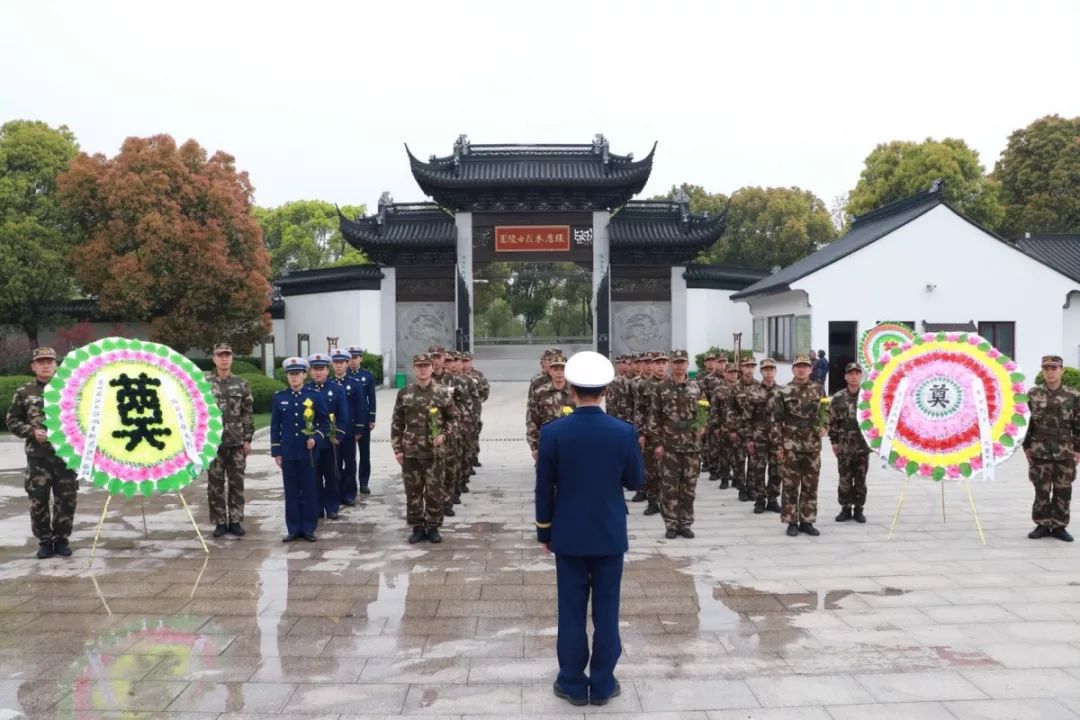 祭奠活动,缅 怀烈士功绩 4月4日早晨,吴江消防队员来到吴江烈士陵园