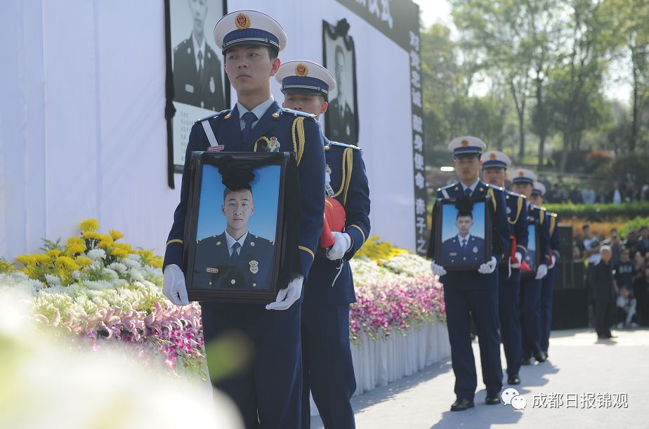 刘代旭烈士的爸爸此前也是一名消防战士,一家两代消防人,他曾经跟同事