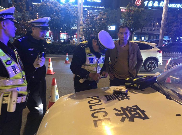 阜阳交警查酒驾多人被抓还有一90后美女