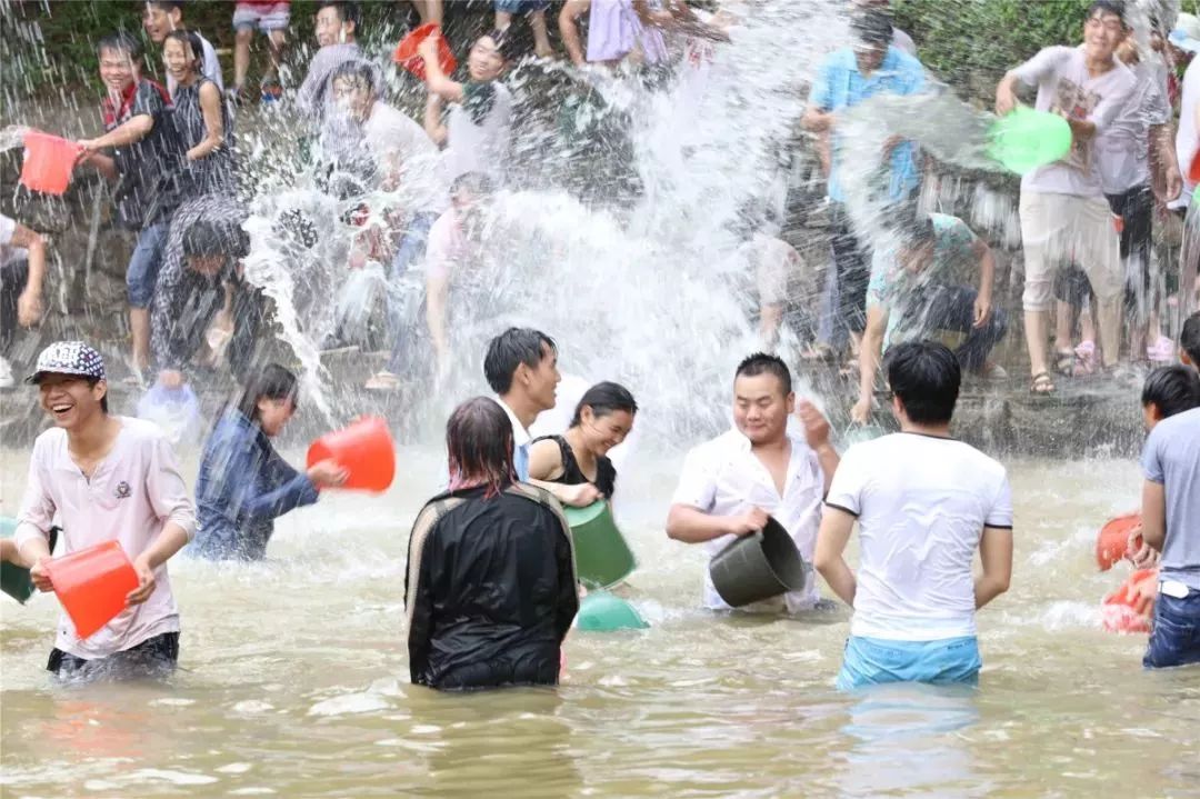 布依族有多少人口_预测要爆 罗平布依族 三月三 泼水节,动真格了