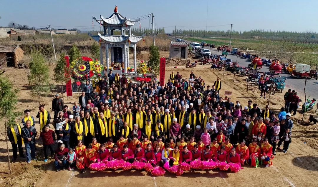 南知堡董氏宗族在清明节举行盛大的揭碑献谱祭祖活动