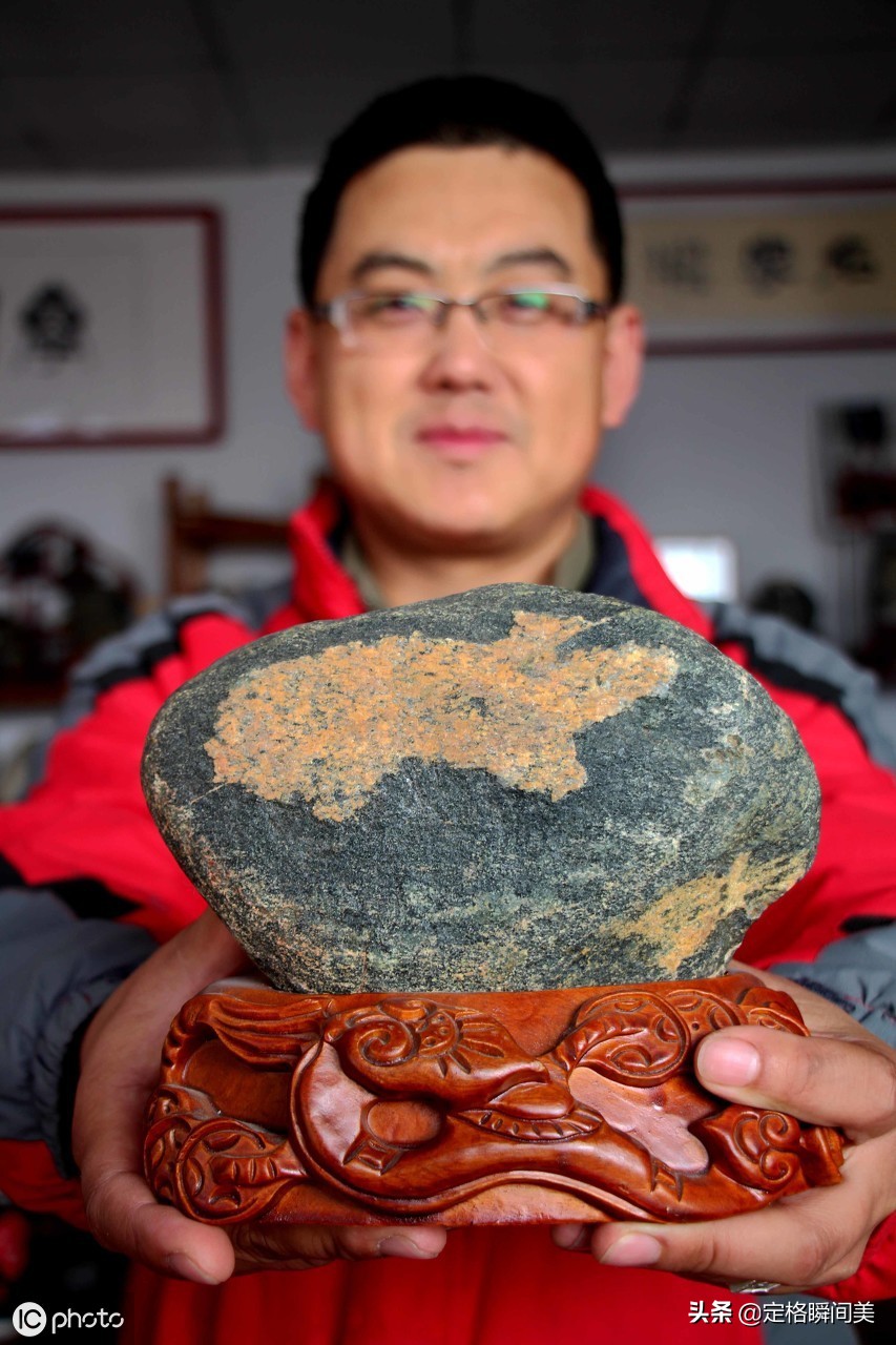 山东奇石爱好者收藏一块石头上面有个动物图案看看值多少钱