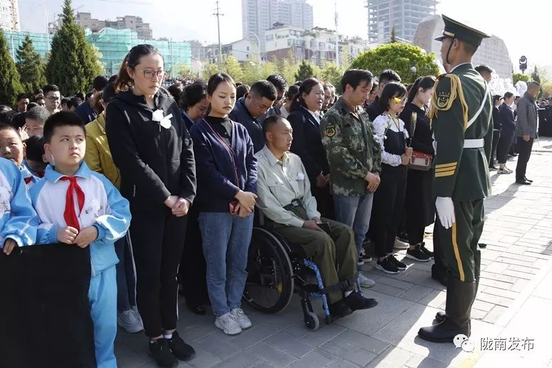 今天迎接烈士郭启王佛军回家