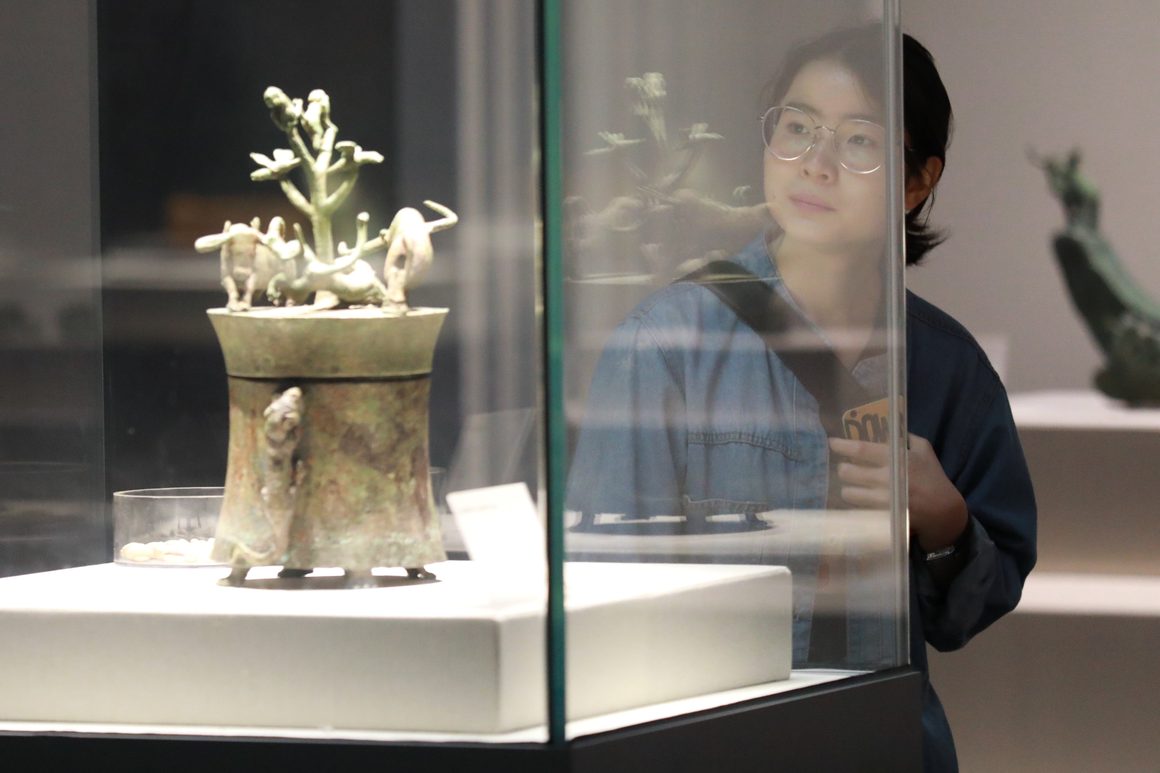 4月7日,市民在贵州省博物馆参观文物"动物搏斗场面贮贝器".