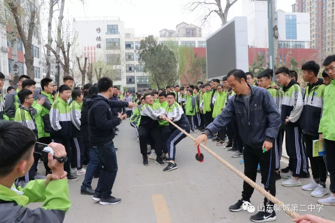 聊城二中2017级举行拔河比赛