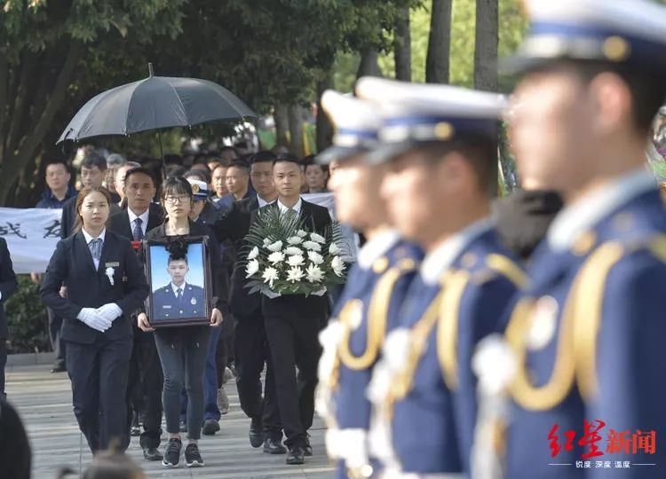 4月5日,来自南充高坪区的29岁烈士 蒋飞飞家人带着他的骨灰返回故里