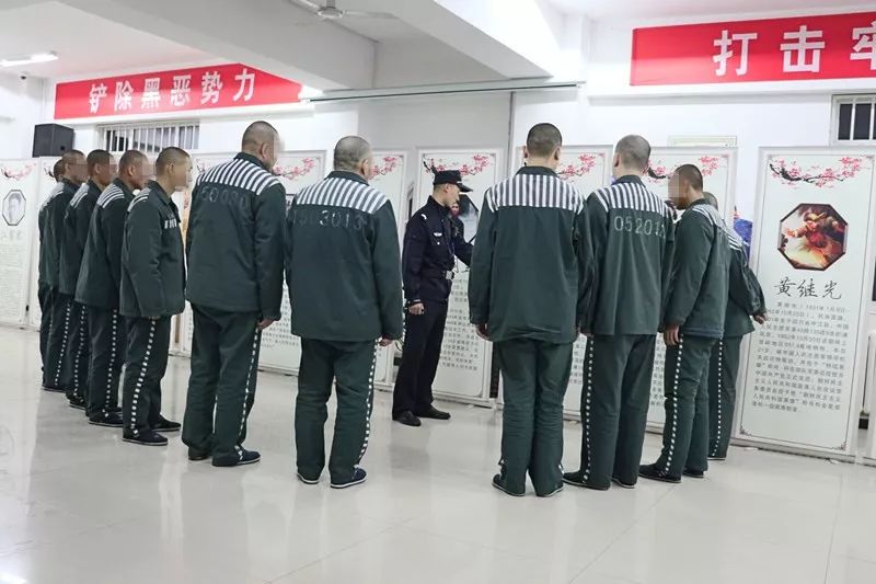 女子监狱的服刑人员争做"经典传唱人", 将自己的爱国情怀通过歌声