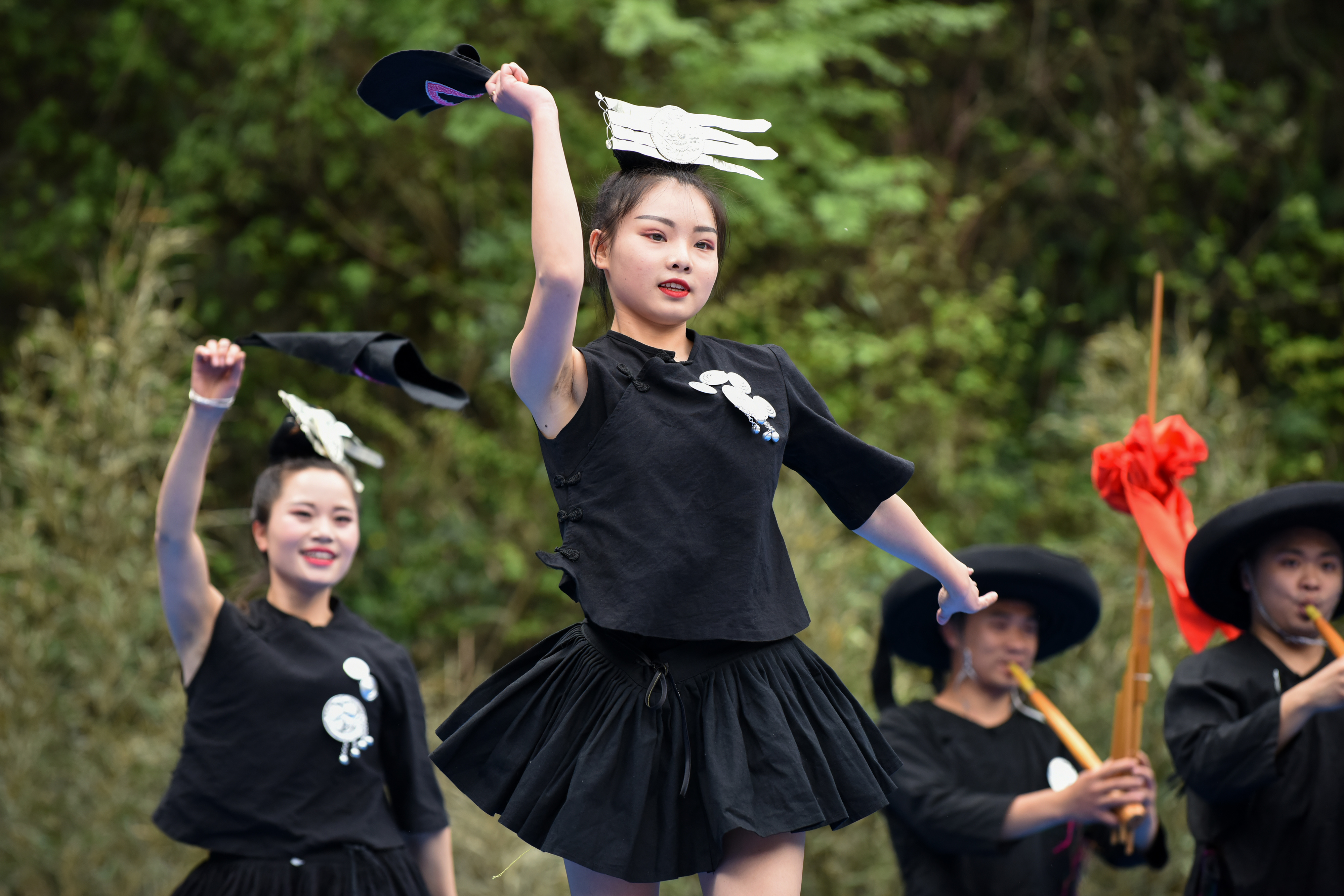 苗族群众在跳木鼓舞和吹芦笙(4月6日摄).