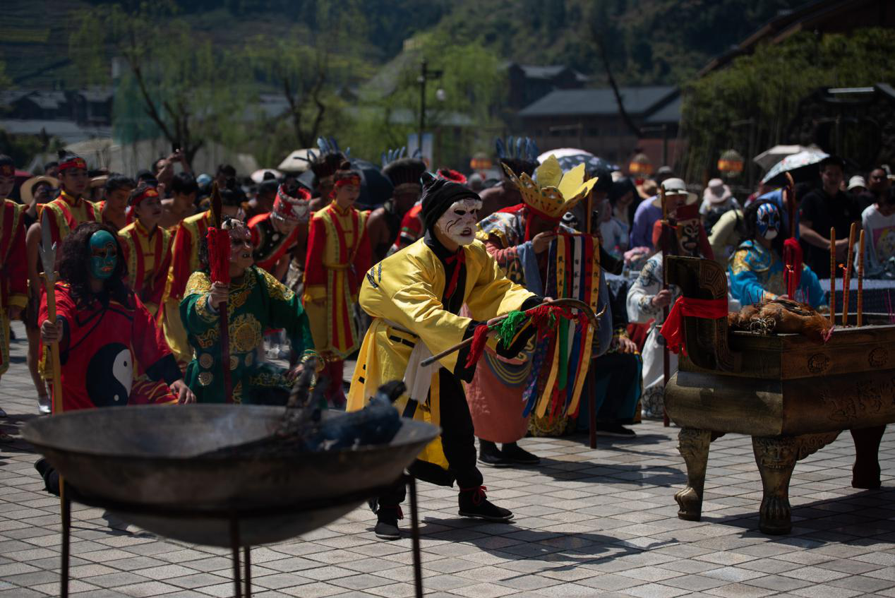 清明小长假中国傩城人流如潮万人观山王祭祀大典