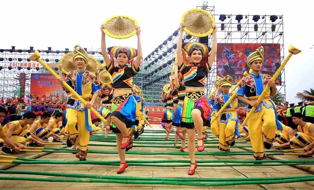 "壮族三月三"歌圩暨骆越文化旅游节竹杠舞表演(黄绍武摄)