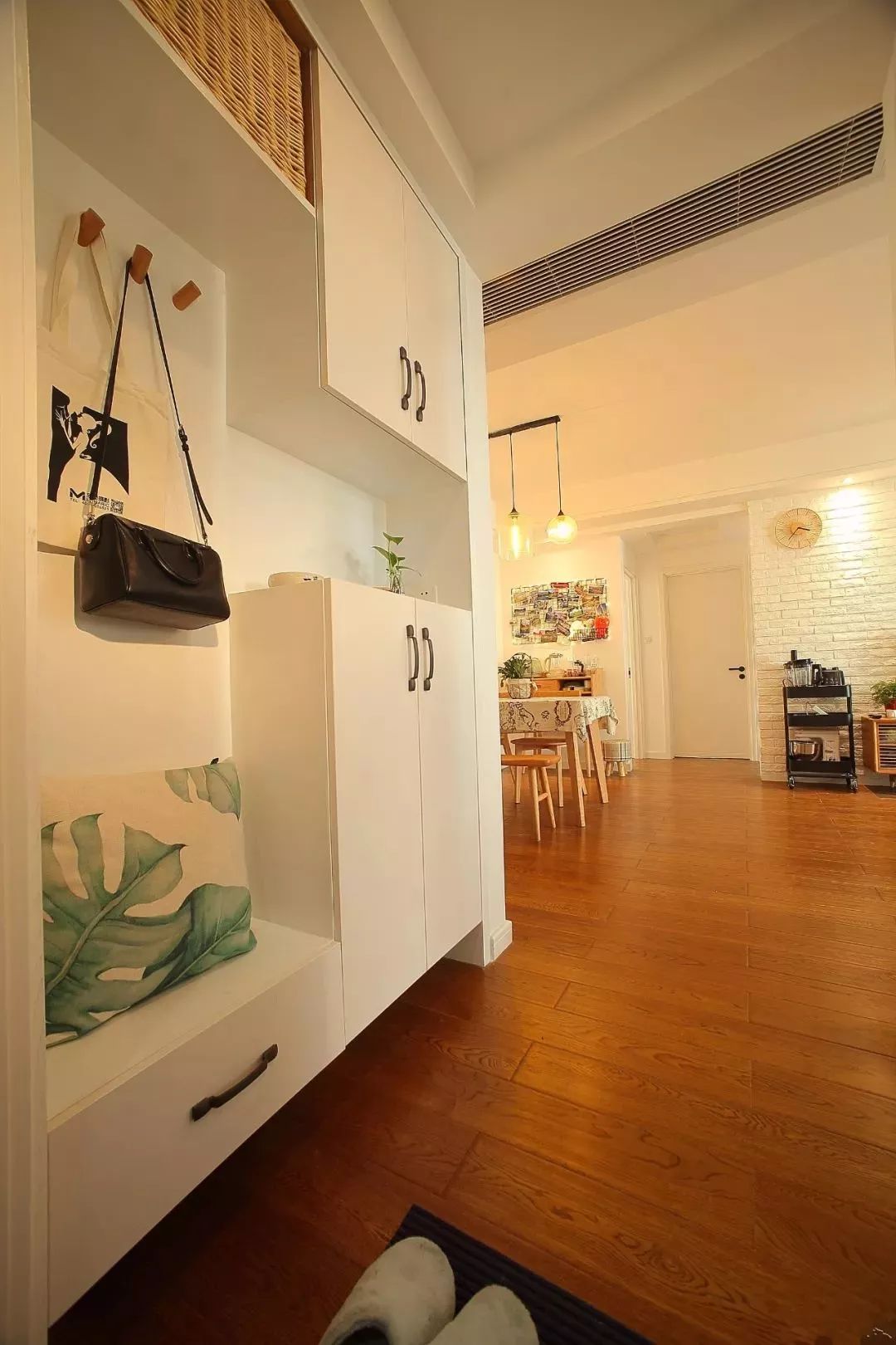玄关设计丨鞋柜+换鞋凳组合，真叫实用又美观！