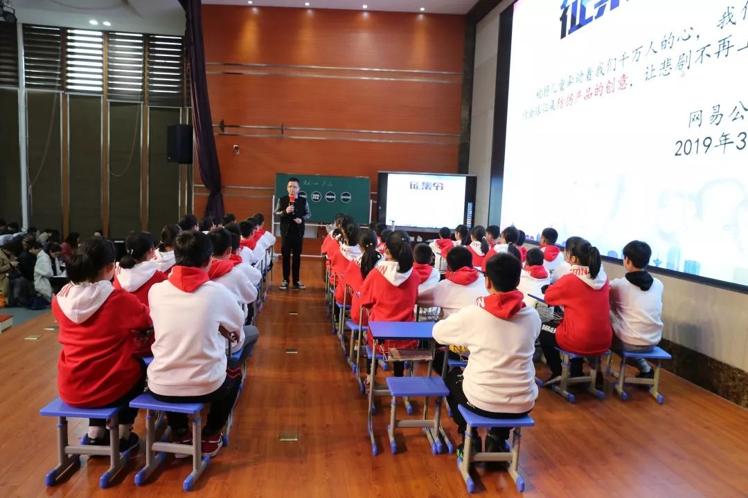 同为第一届名优教师后备班学员的奉化区居敬小学葛林高老师也展示了