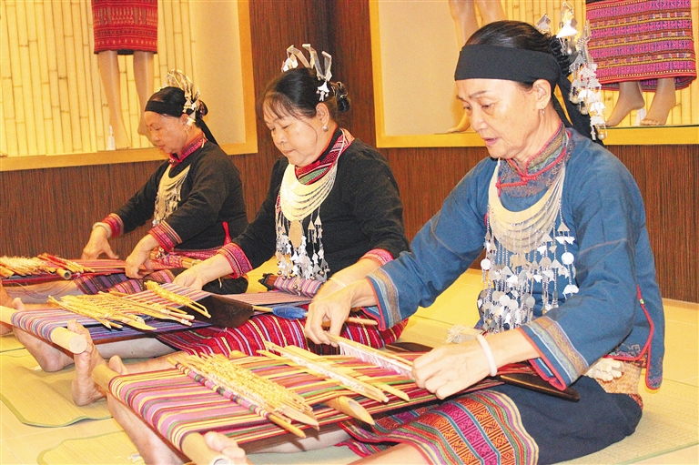 上百件黎族传统织锦服饰全国巡展 精品黎锦走出去_海南