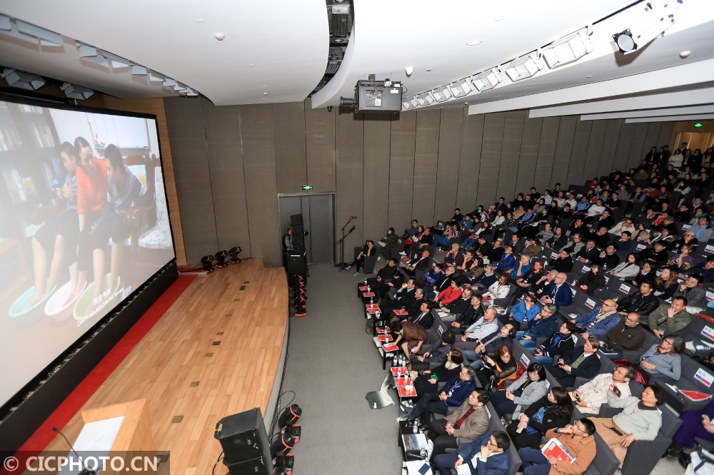 4月2日,艺术家在探讨用艺术形式治疗孤独症孩子.cicphoto/曲晓刚 摄