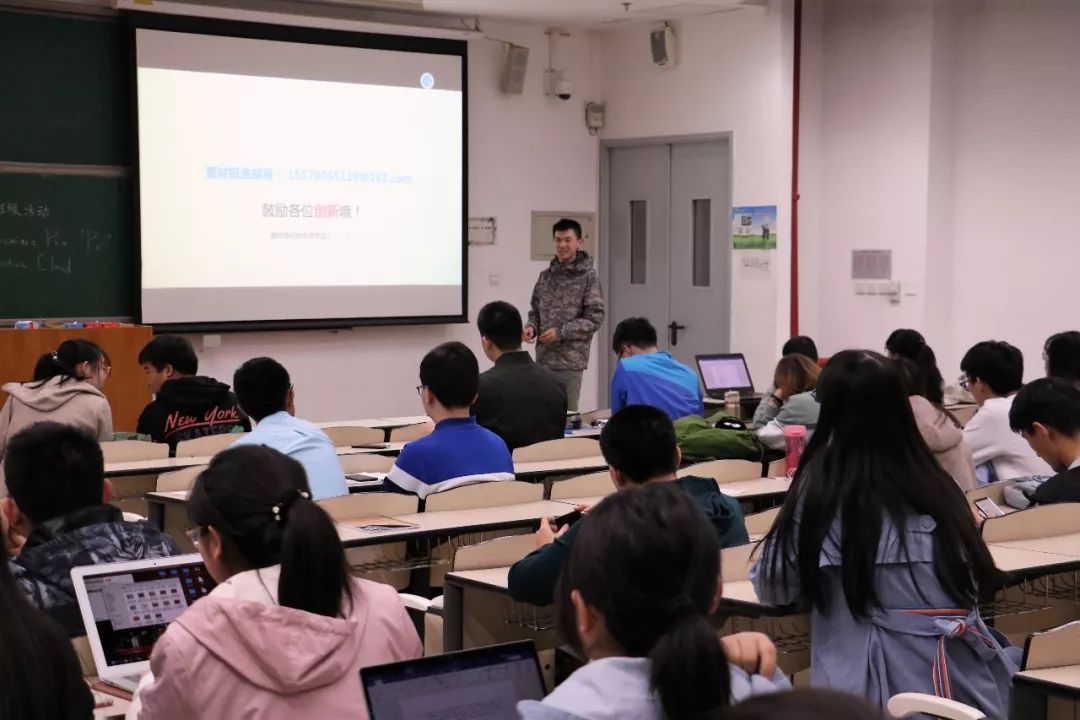 刘卓超同学为大家解答疑问在培训会的最后,干事们组织同学合影留念