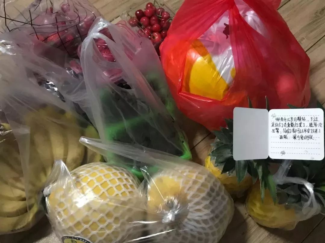 4月3日晚7点左右,江山路消防中队岗亭, 一位外卖小哥送来了一堆水果.