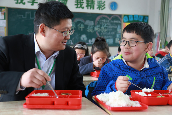 合肥市五一小学"午餐班 校长陪餐欢乐多