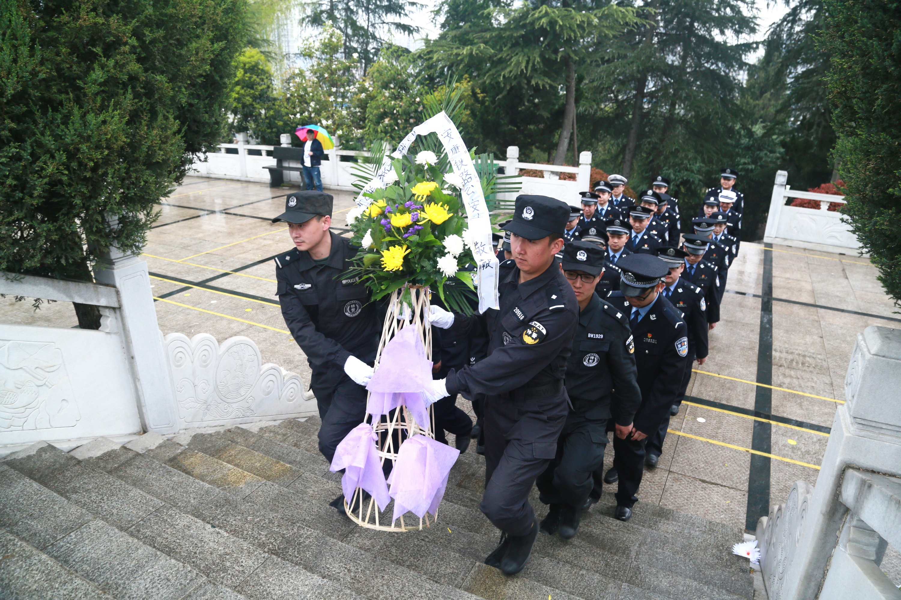 安康铁警开展清明节缅怀先烈活动_英烈