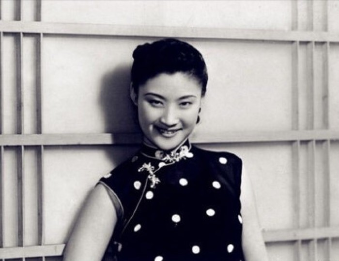 1/ 8 言慧珠,1919年出生,蒙族旗人,祖籍北京,著名的京剧,昆曲女演员.