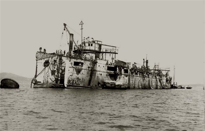 日俄战争仁川海战现场照,俄科里茨号炮舰被击中