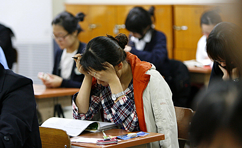 韩国生育率 破1 过热学历竞争催生 考大学包办