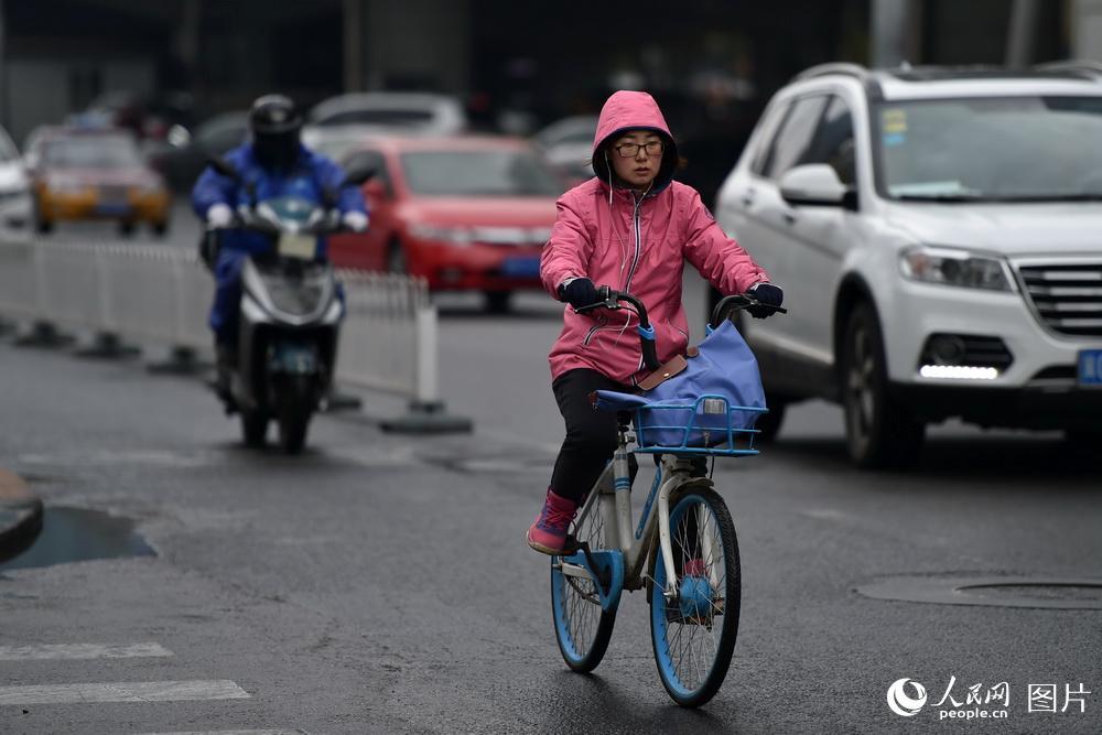 北京城区降温又降雨路上行人瑟瑟发抖