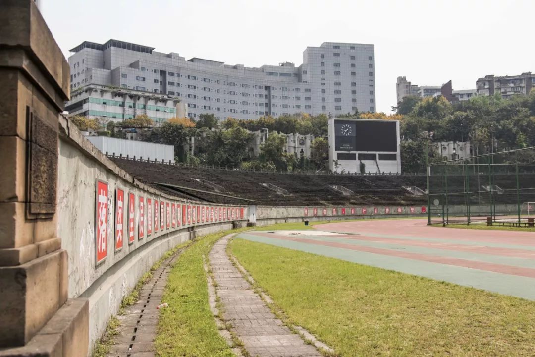 60年老体育场上空回响:"走!大田湾看球撒!"_重庆人