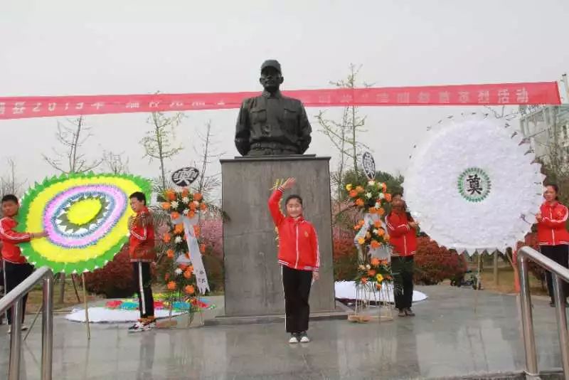 泗城雪枫小学在彭雪枫烈士塑像前,队员们唱国歌,敬队礼,重温入队誓词