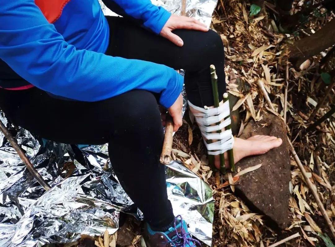 一女子上山挖笋跌断脚,幸亏.