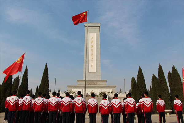 衡水市第十三中学师生代表赴烈士陵园扫墓缅怀先烈