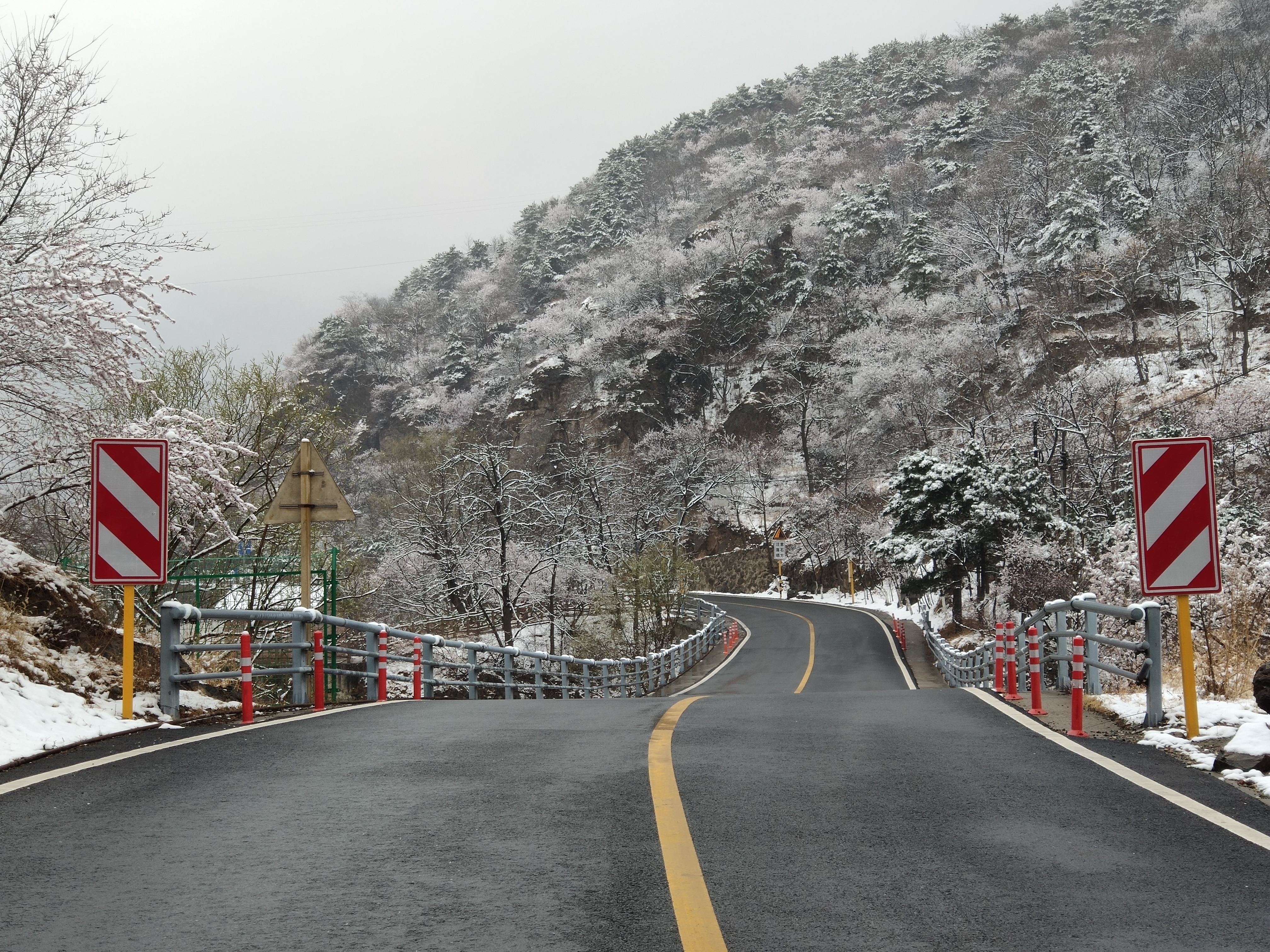 京西妙峰山四月飛雪，遊客像在畫中遊 旅遊 第1張